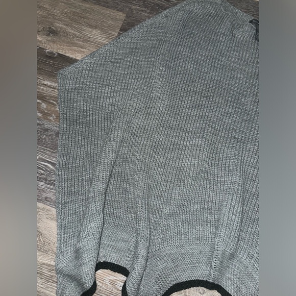 BNWT Vince Camuto Gray & Black Knit Poncho with Tassels - One Size - Picture 3 of 6